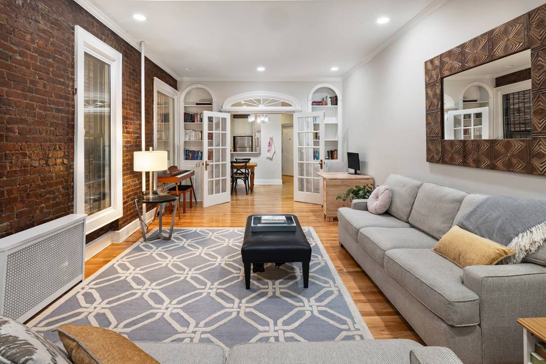 RENOVATED 2 BED 2 BATH CONVERTIBLE 3 UPPER WEST SIDE Refined, turnkey, and exceptionally quiet, Residence 2W at 214 West 85th Street offers the best of pre war character and ...