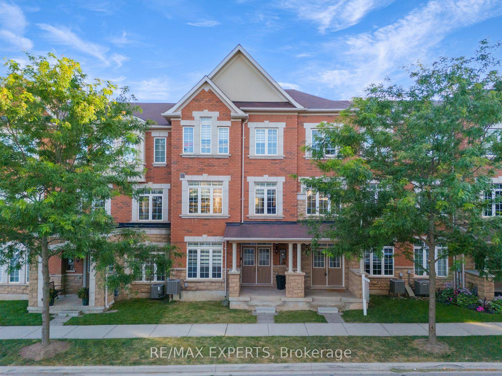 Welcome to 3044 Eberly Woods Drive a beautifully upgraded freehold townhouse in one of Oakville's most desirable family neighbourhoods.