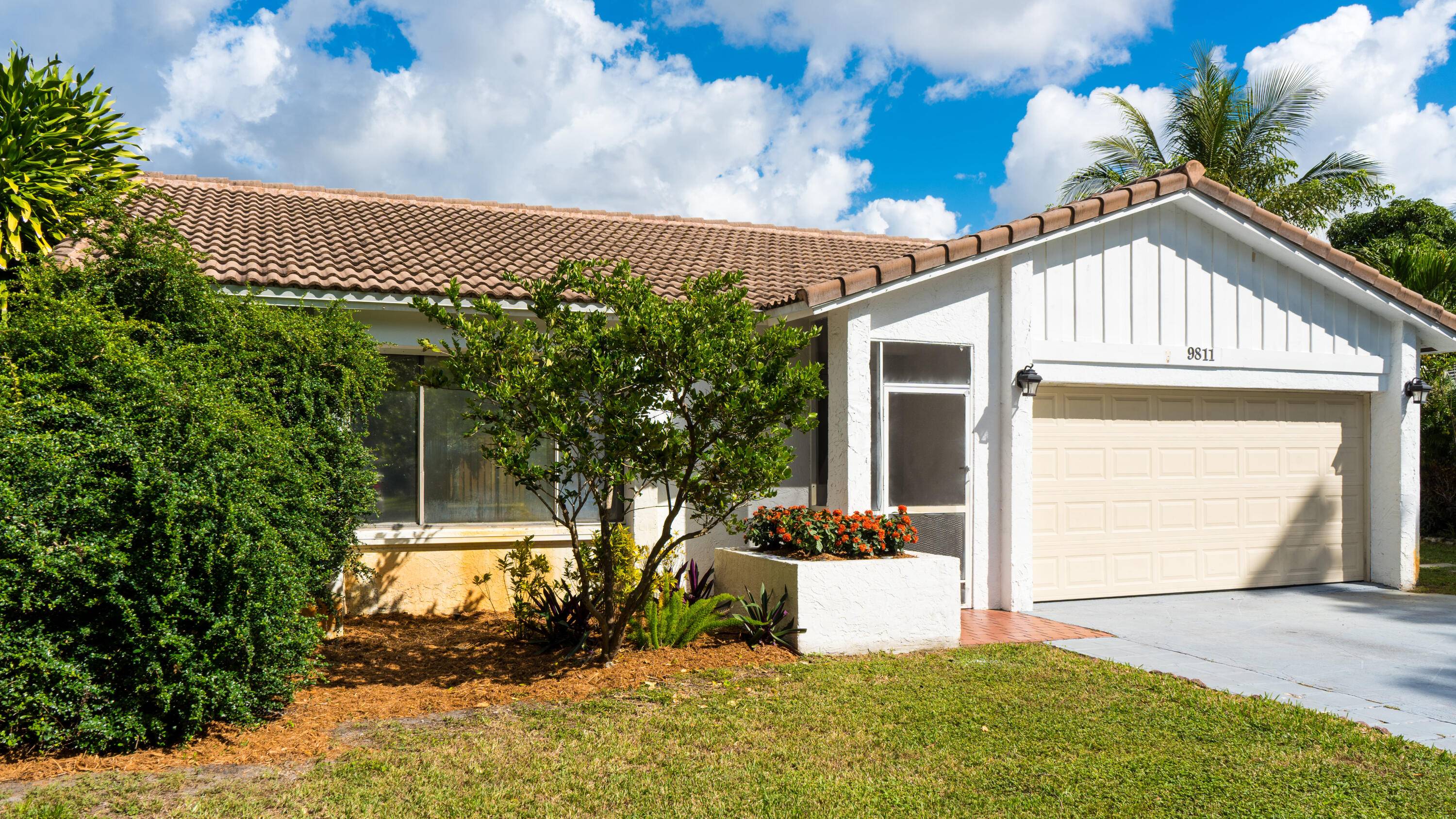 OVERSIZED LOT and POOL Home in Central Coral Springs along the University Corridor !