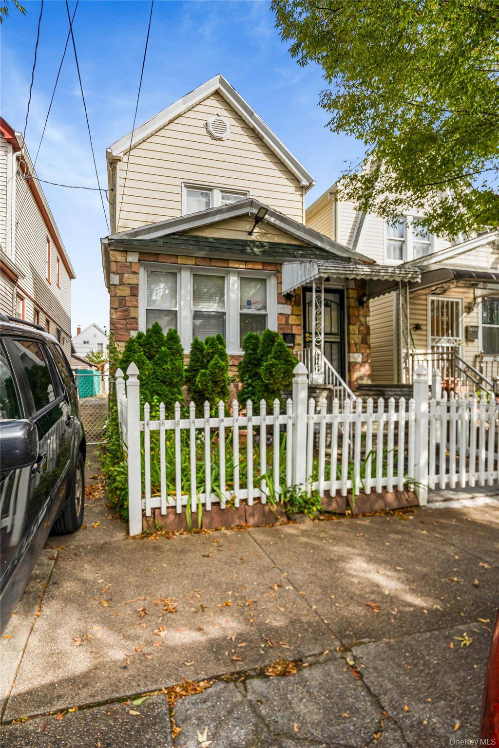 Opportunity knock ! Don't miss out on this detached one family with share driveway, private parking and backyard for entertainment, leads to back door to eat in kitchen, bathroom, formal ...