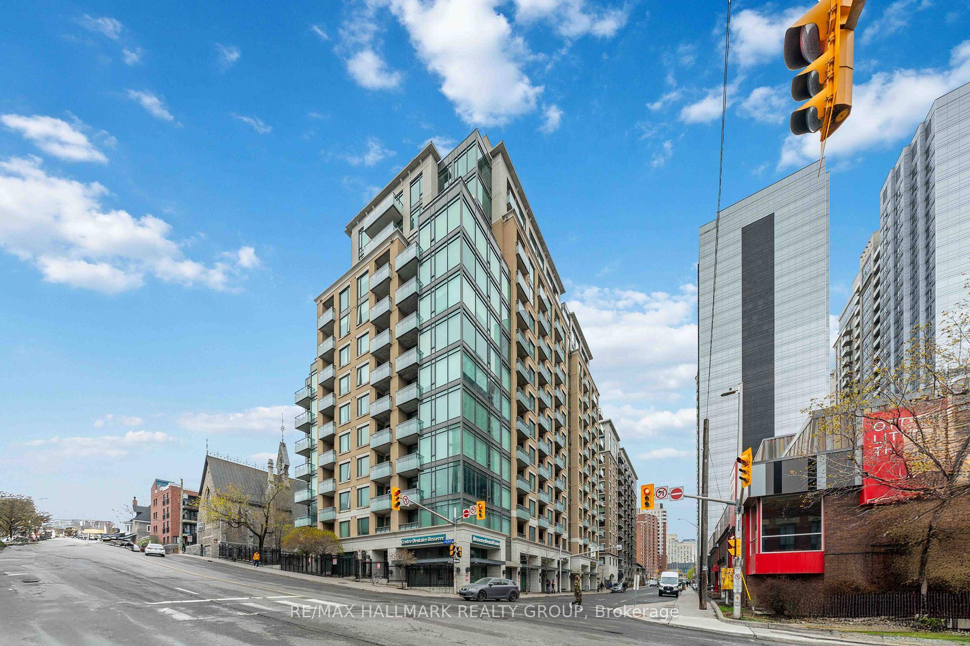 TWO BEDROOM, TWO BATHROOM CONDO IN THE HEART OF THE BYWARD MARKET !