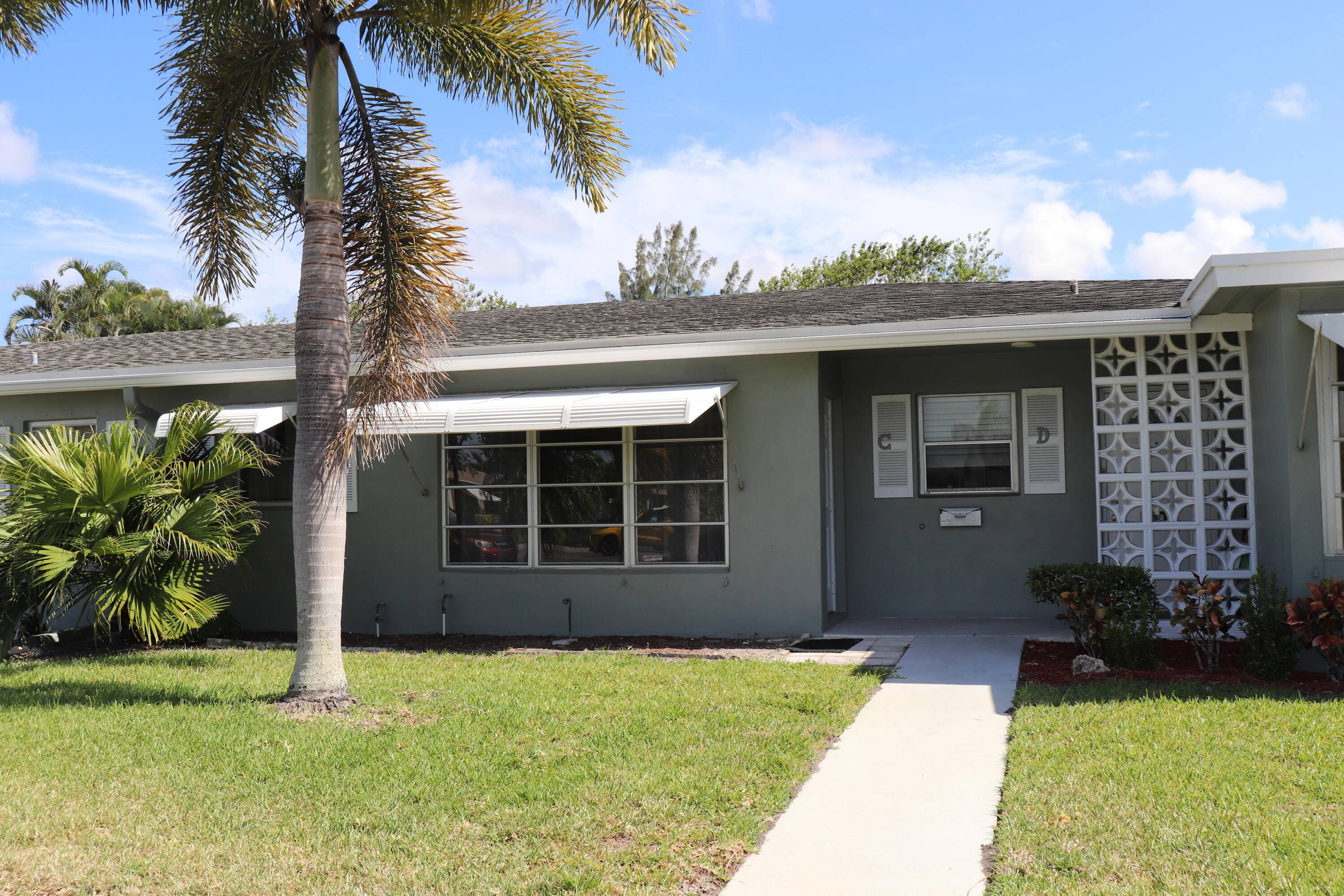 Welcome to High Point, an active 55 community with low monthly COA fees and a prime location !