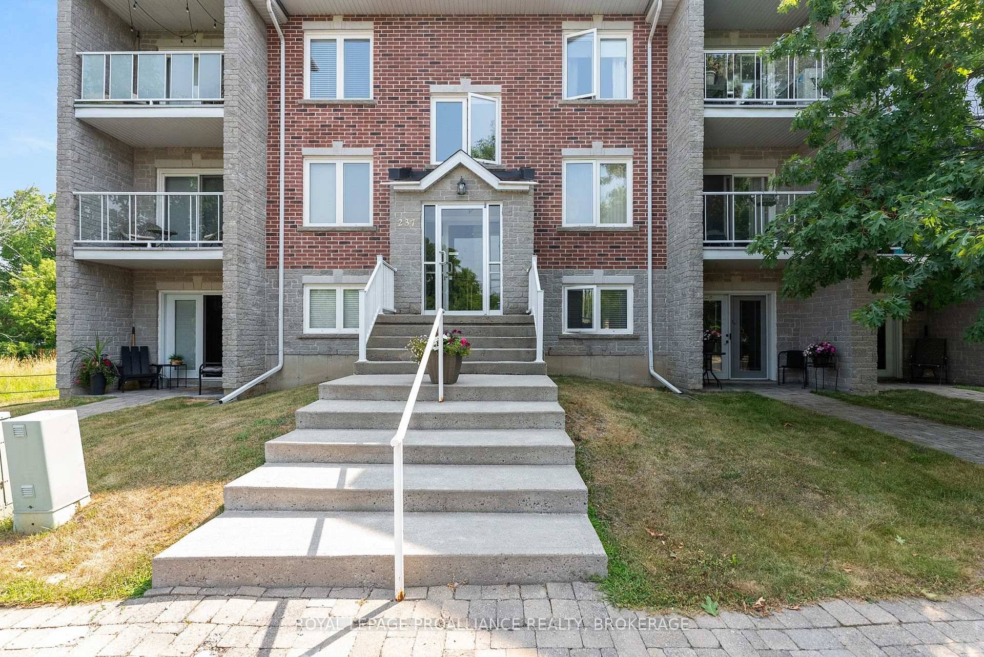Welcome to this beautifully updated ground level condo in charming Gananoque !