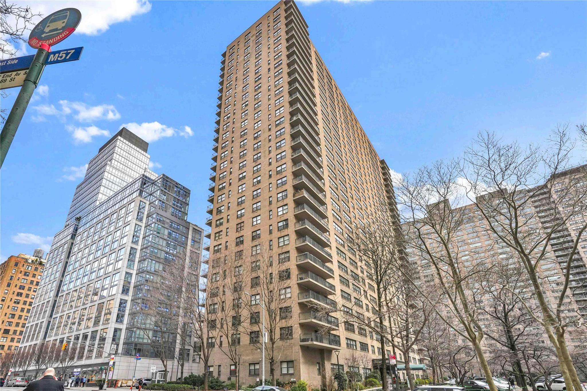 Welcome to 17K, a bright and charming studio apartment located in the prestigious Lincoln Towers at 180 West End Avenue on Manhattan s coveted Upper West Side.