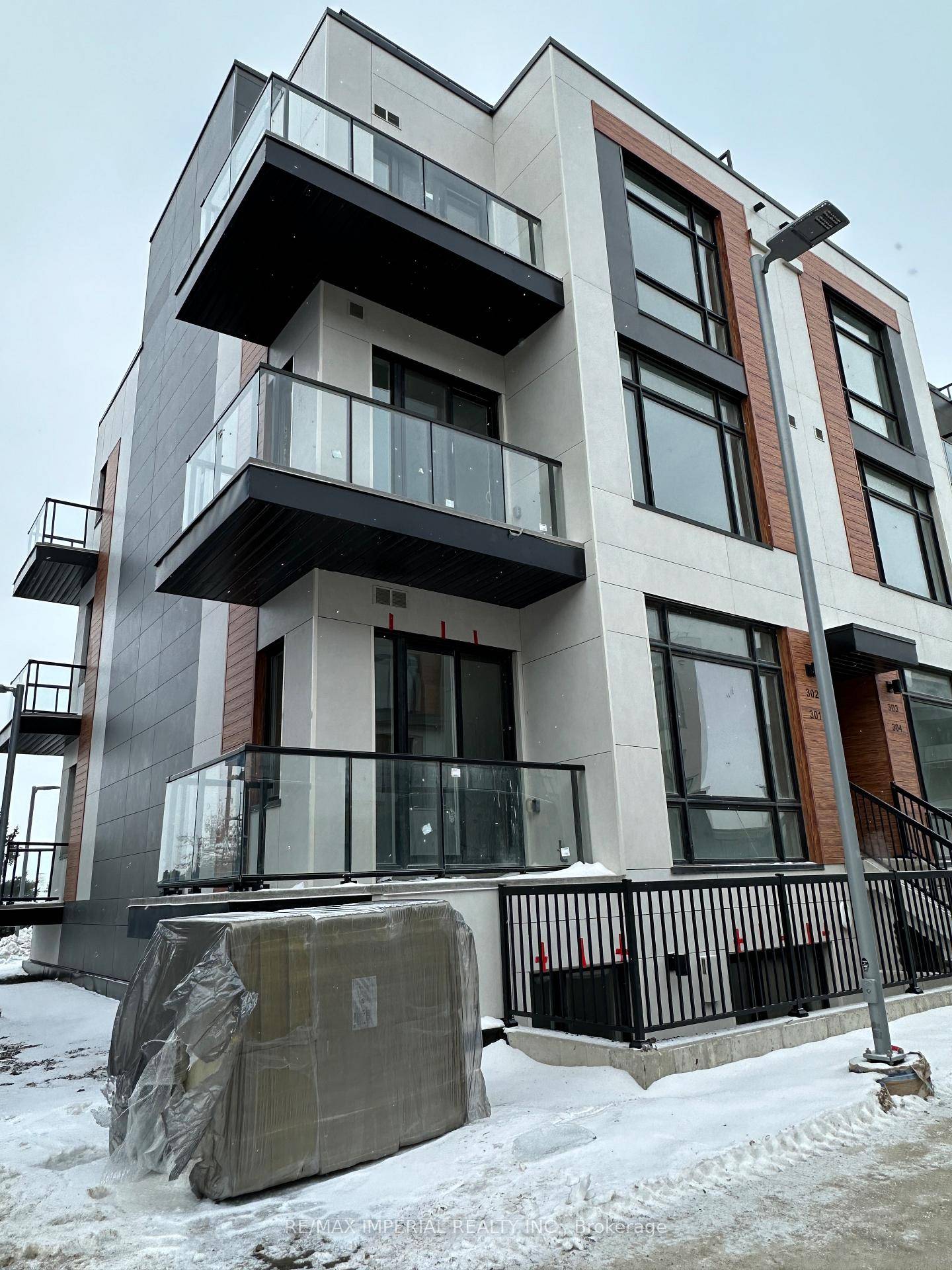 1 Year New End Unit Townhome in Richmond Hill with South East Exposure, full of Sunlight !