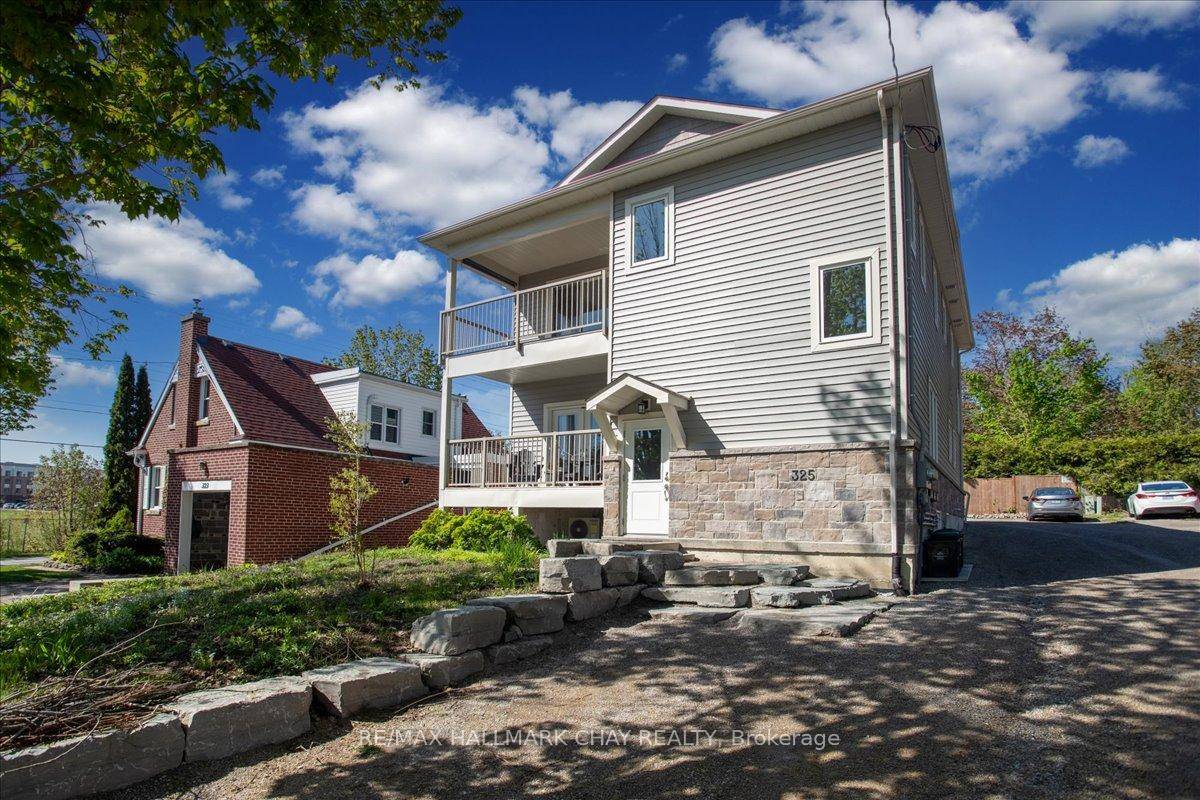 Experience contemporary urban living in this spacious 945 sq.