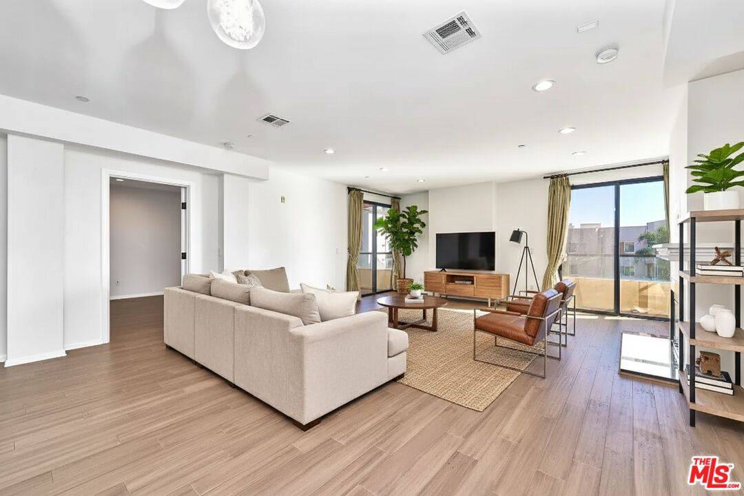 871   Crenshaw Blvd 3BR Hancock Park La