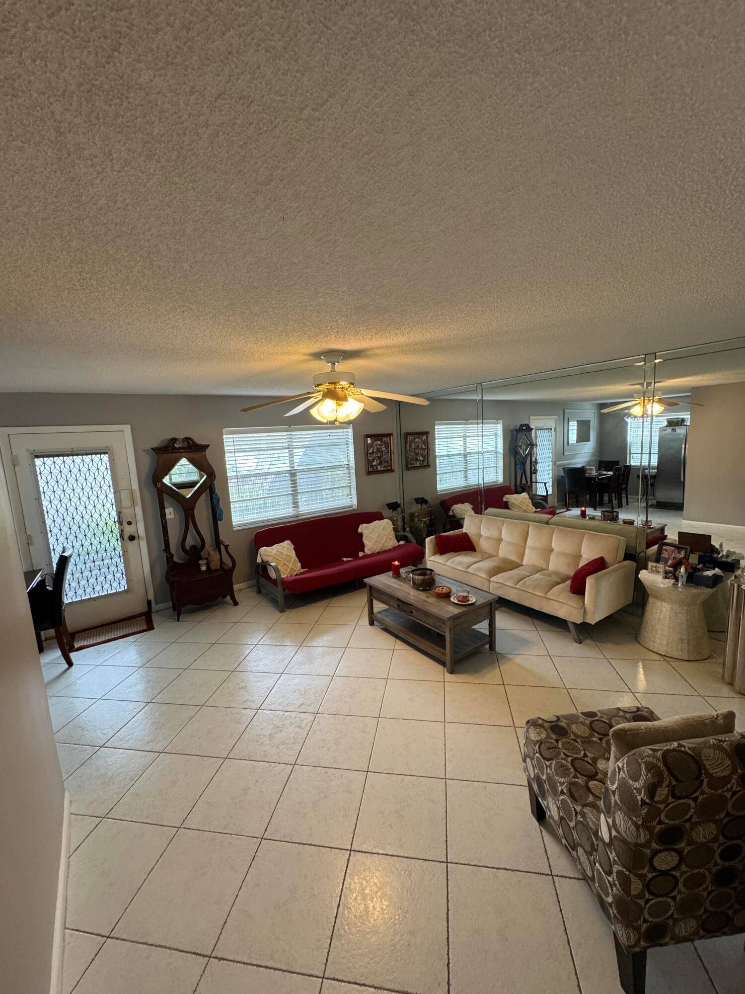 Welcome to this charming 2 bedroom, 2 bath, 1st floor, 55 condo in Kings Point.