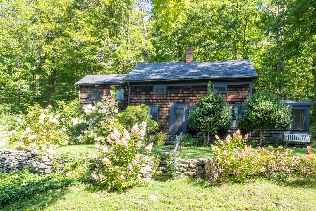 Toad Hall Offered for the first time in over forty five years, Toad Hall is an utterly delightful 18th Century gem set on 11.