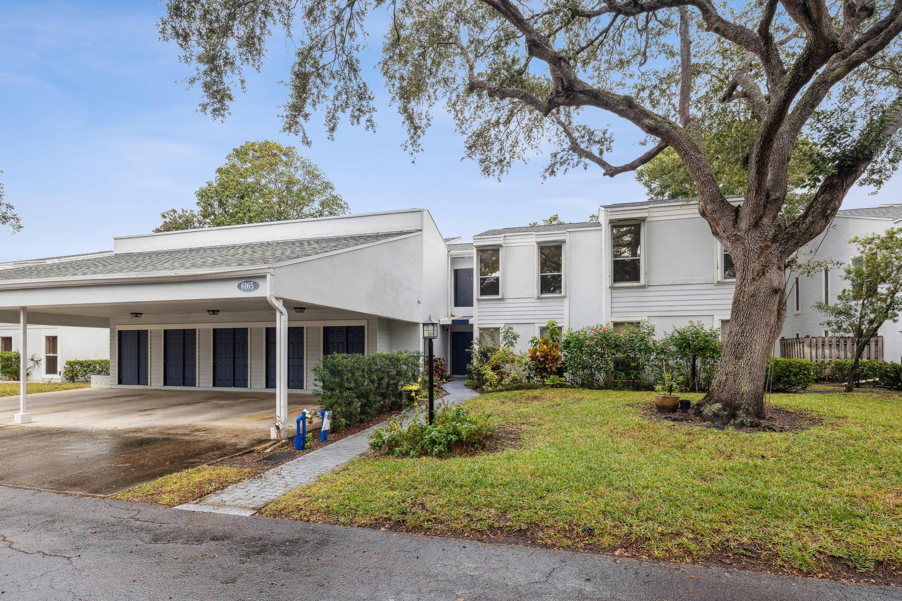 Spacious 3br and 2 bath on 1st floor.