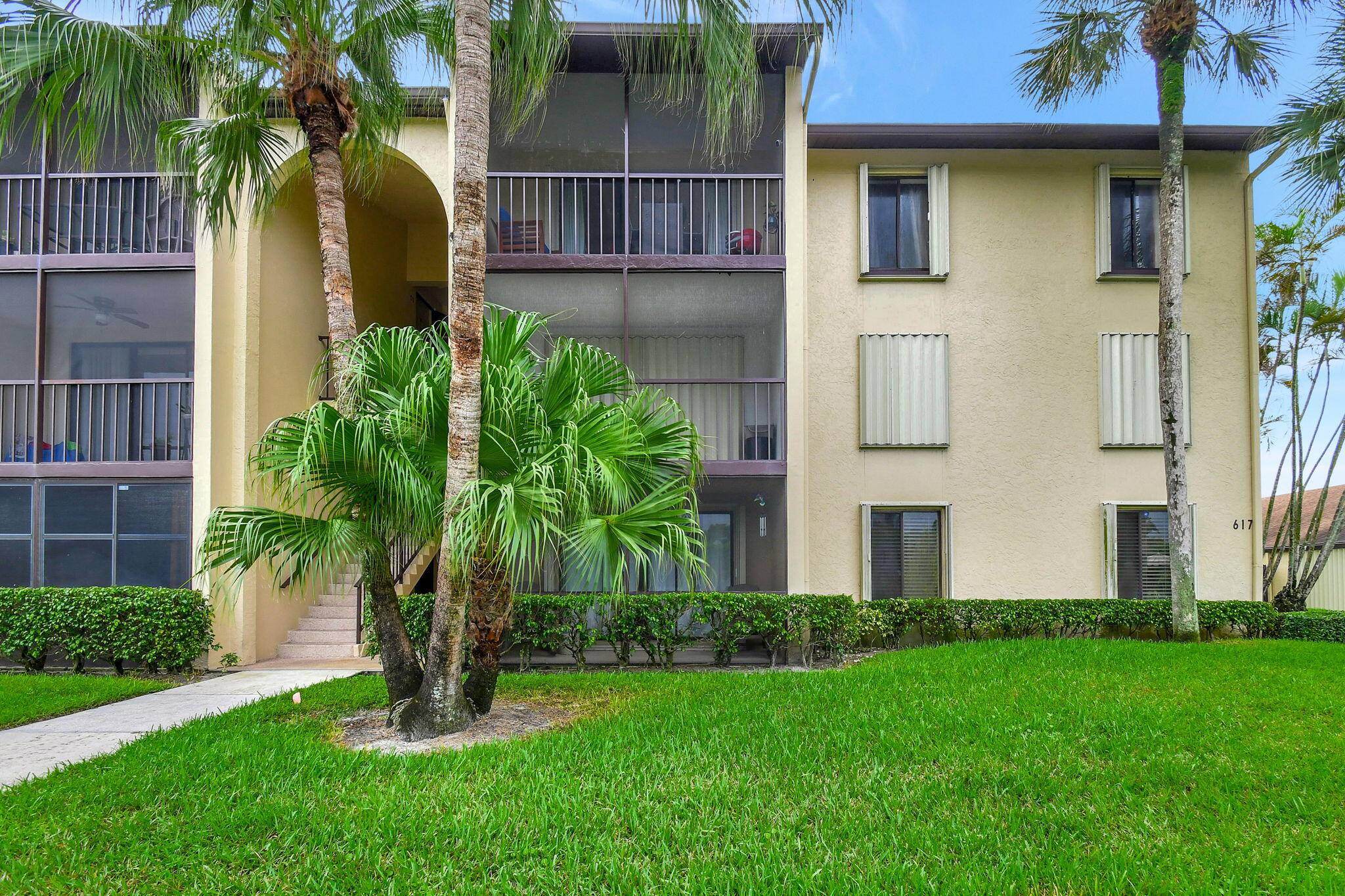 Very well maintained first floor condo, tile throughout, screened patio.
