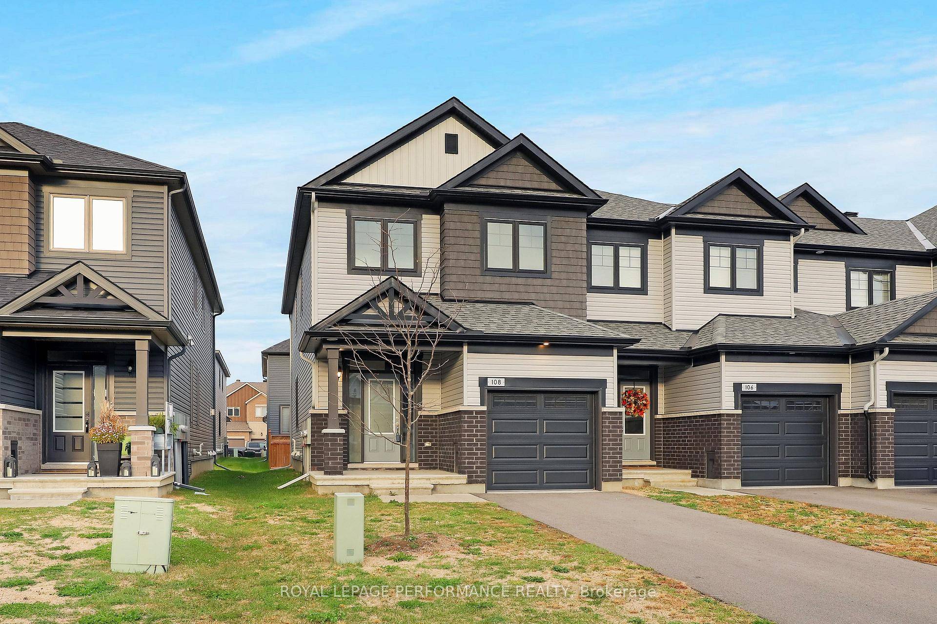 Introducing the spectacular Everitt townhome by eQ Homes in the sought after eQuinelle Golf Course Community !