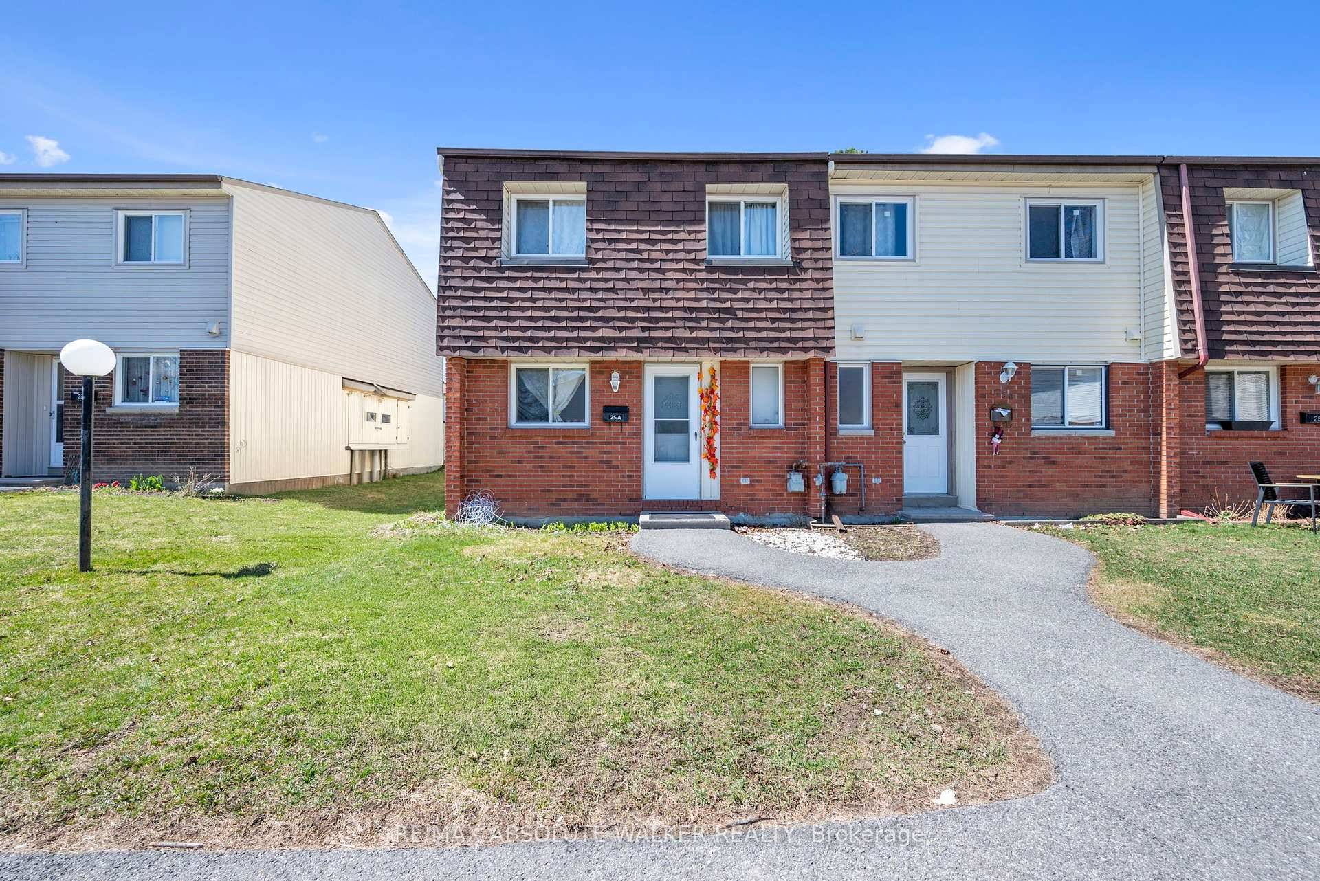 This delightful 3 bedroom, 2 bathroom condo is the perfect opportunity for first time homebuyers, down sizers, or investors looking for a fantastic property in a sought after neighbourhood.