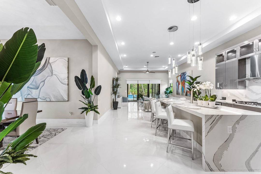 SELLING COMPLETELY FURNISHED AND TURNKEY.