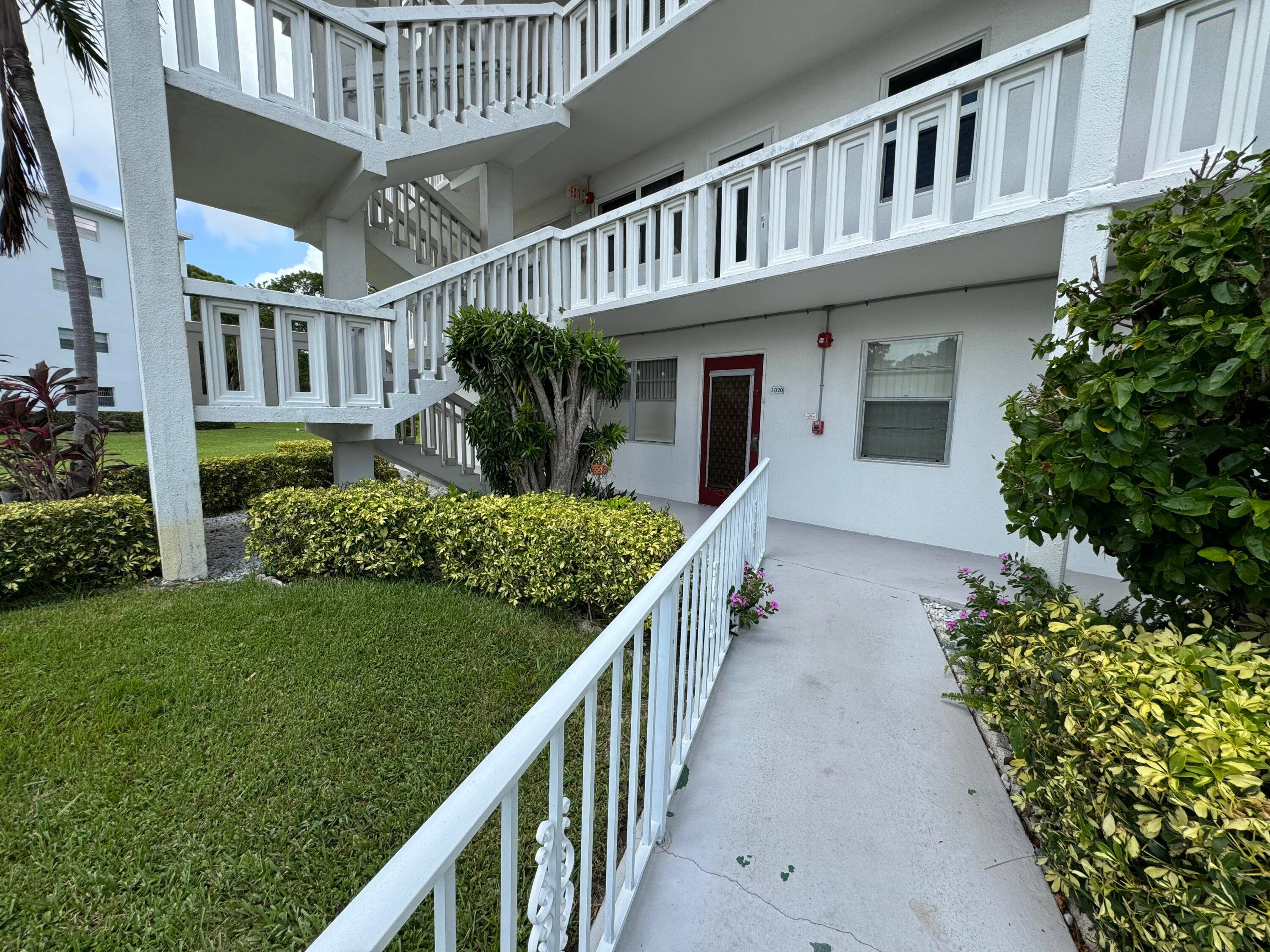 Seller Motivated ! This 2 bed, 1.