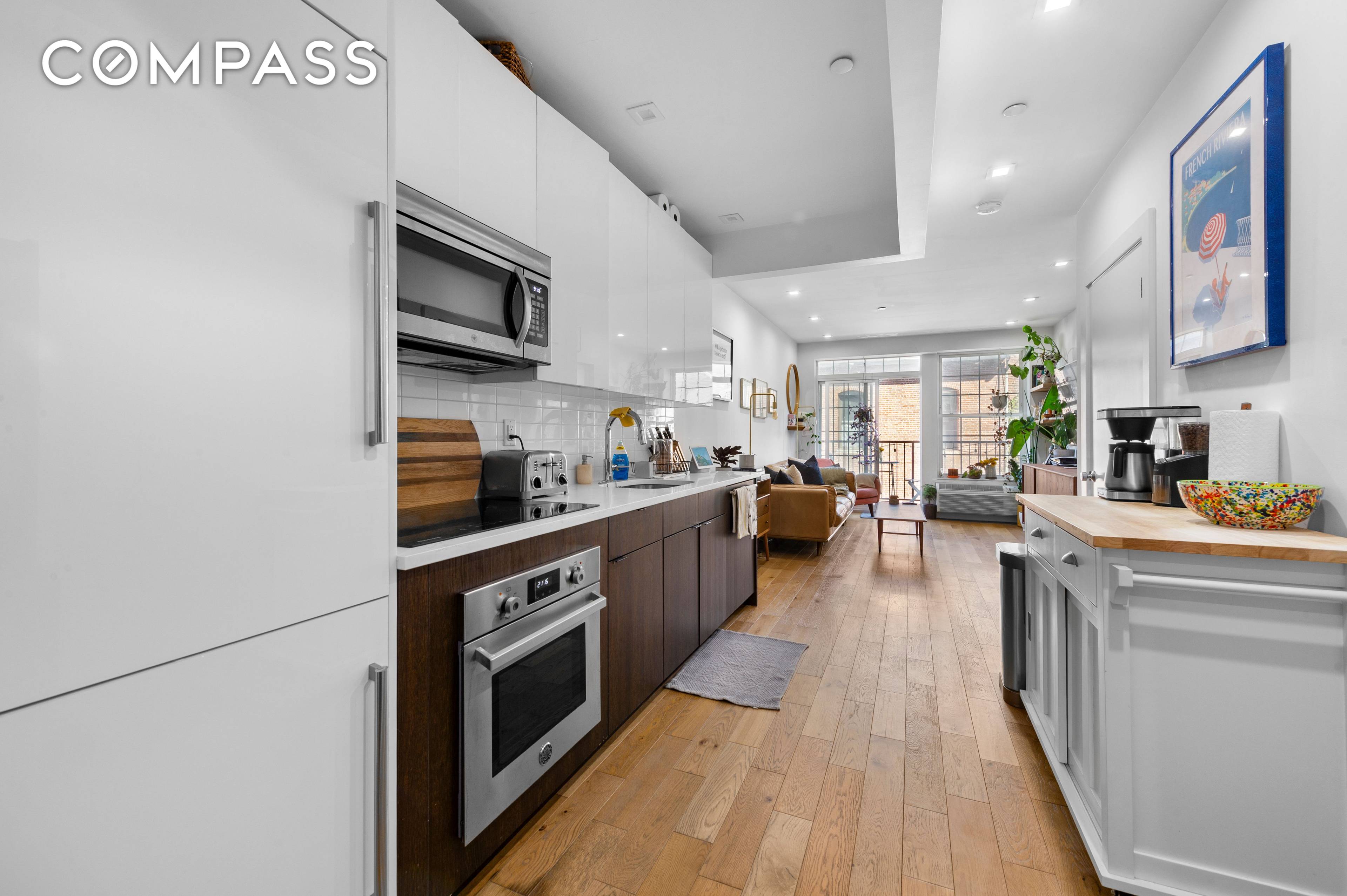 Welcome to this sunny, king sized 1 bedroom unit in a modern building with on site garage parking, a gym, elevator, and a furnished rooftop with sweeping skyline views.