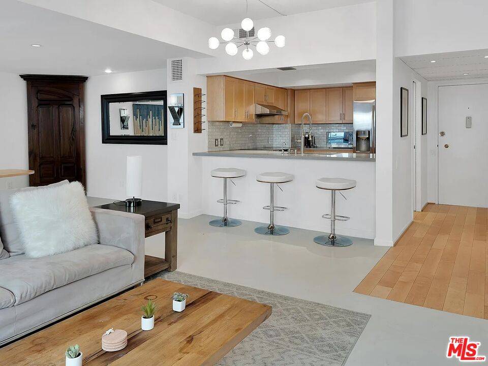 7135   Hollywood Blvd 1BR Hollywood Hills East La