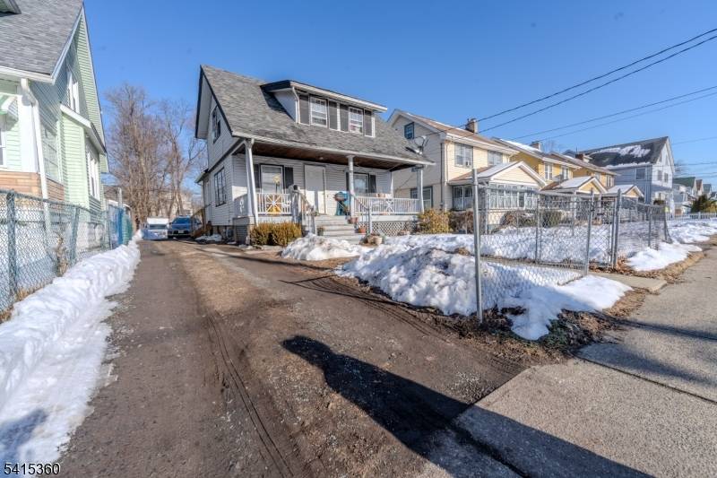 Well maintained family single property located in Plainfield.