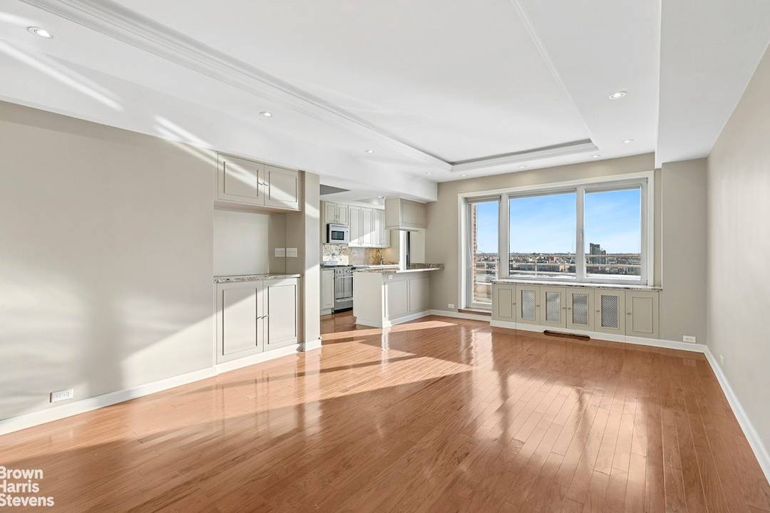 Perched on a high floor floating above the East River, this grand and spacious one bedroom residence with two generous private terraces boasts sweeping, unobstructed picturesque East River views throughout ...