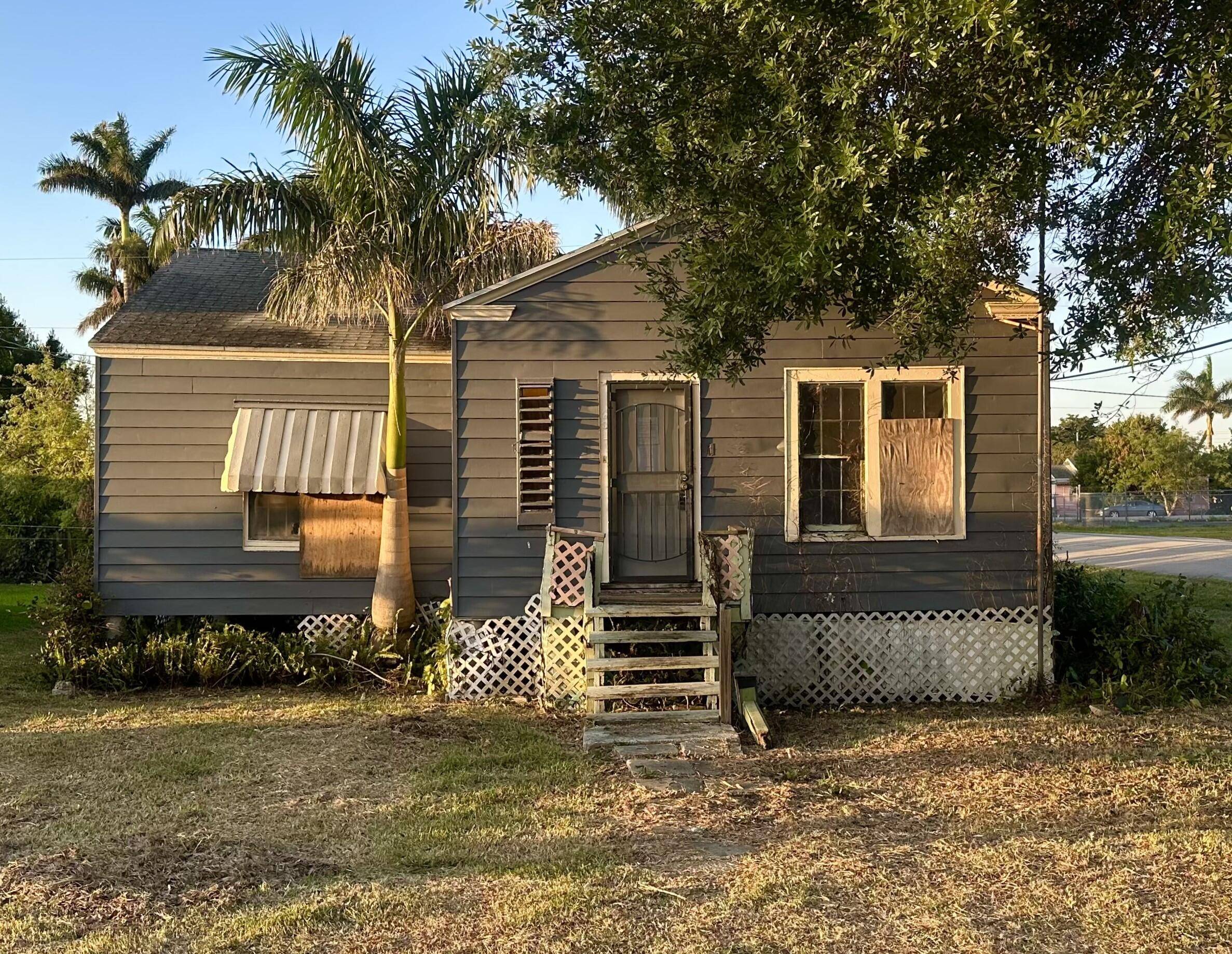 Welcome to this 2 bedroom, 1 bathroom single family home, offering 1, 186 Sq Ft in the heart of Belle Glade.