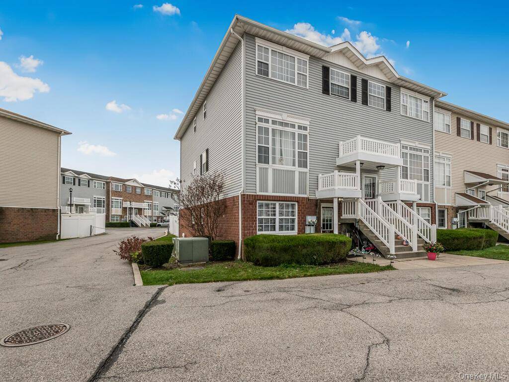 Introducing 197 Surf Drive, a three bedroom condominium corner unit in the gated Harbour Pointe at Shorehaven community.