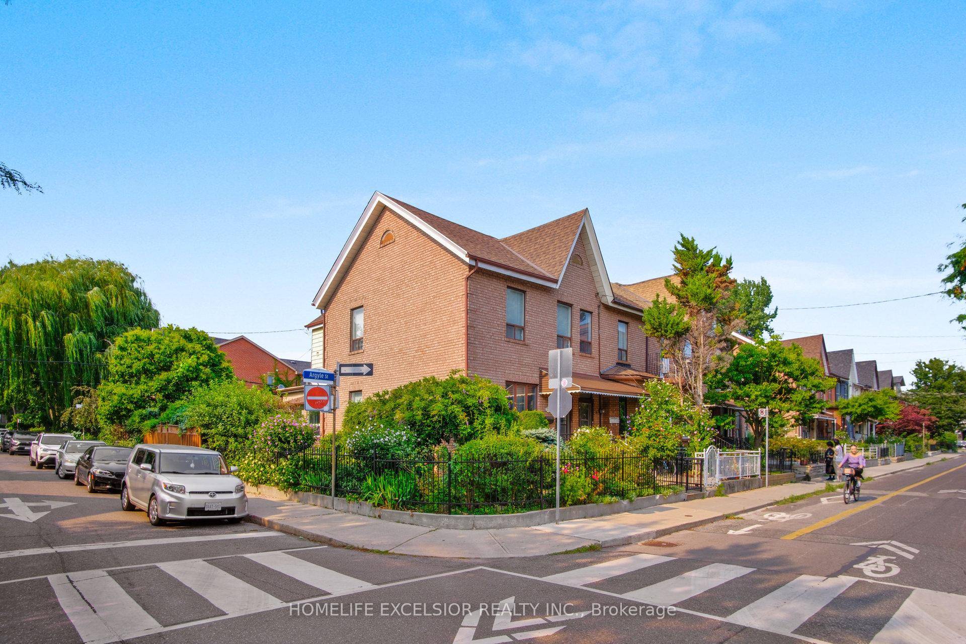 Rare Corner Semi in the Heart of Trinity Bellwoods !