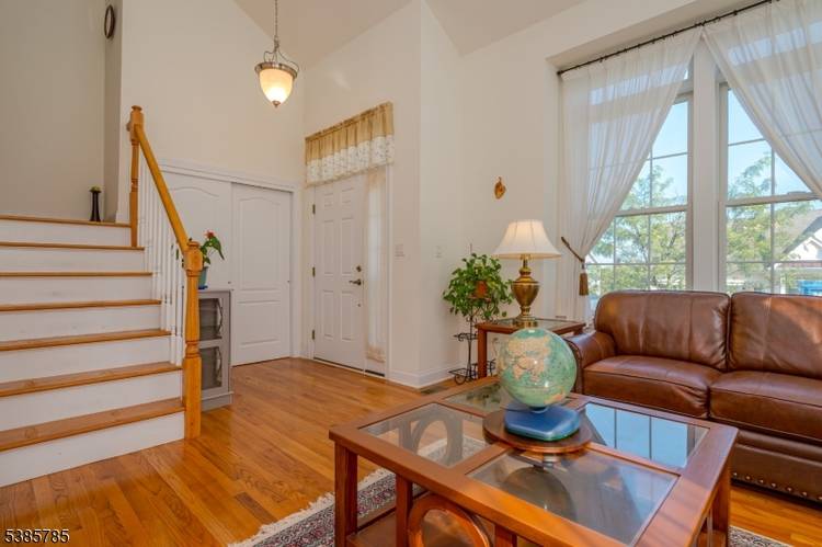 Luxurious 4BR 3. 5BA Home in Hillside Community for Rent.