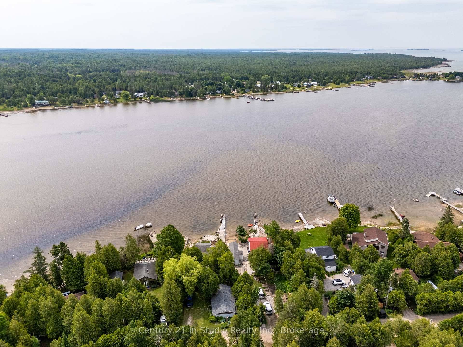 Welcome to your serene waterfront escape !