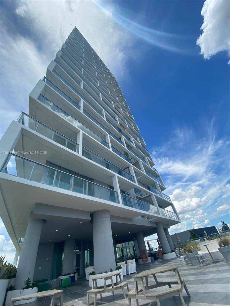 SPECTACULAR 2 BED 2 BTH CONDO IN DESIRED MASTER PLANNED METROPICA AT SUNRISE.