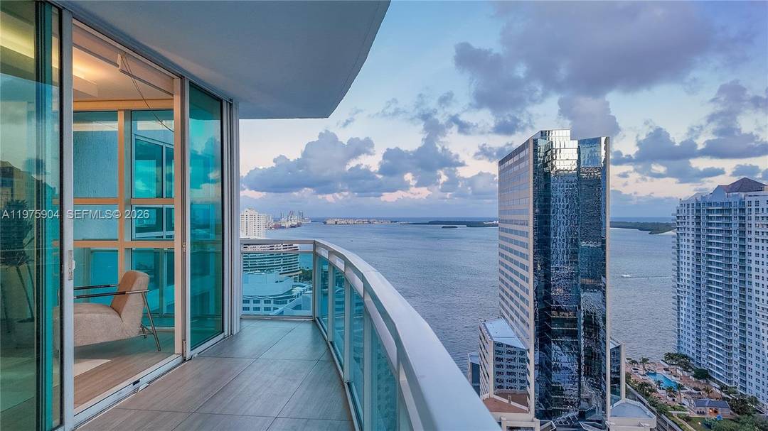 Live Limitlessly in this exceptional 29th floor unit at The Plaza Brickell, showcasing sweeping views of the Brickell skyline w Biscayne Bay glistening in the distance.