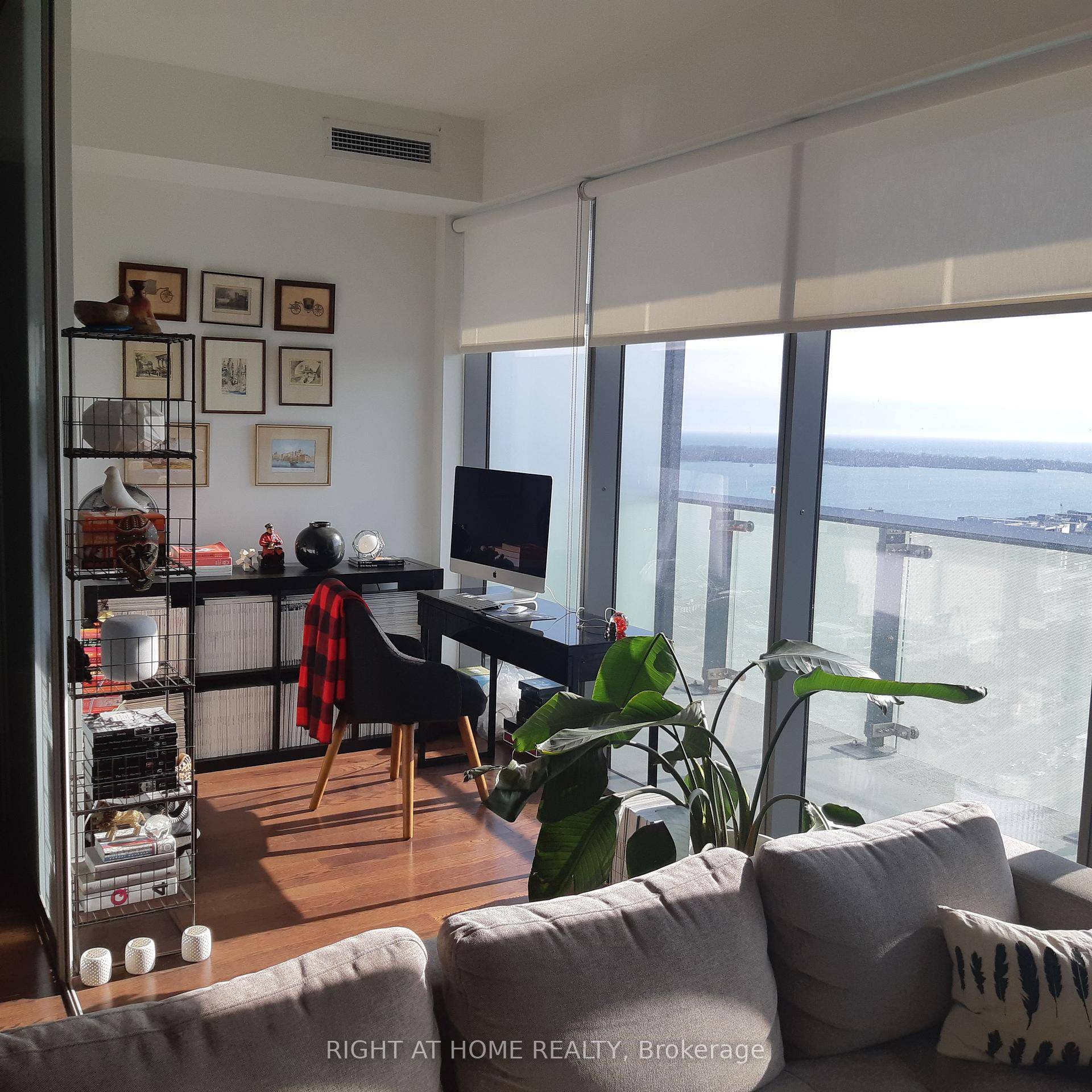 Set in the pedestrian only cobblestone streets of the Distillery District, steps from cafe s, galleries, theatres, boutiques, and Mill Street Brewery This stunning 1 Bedroom Den offers a functional ...