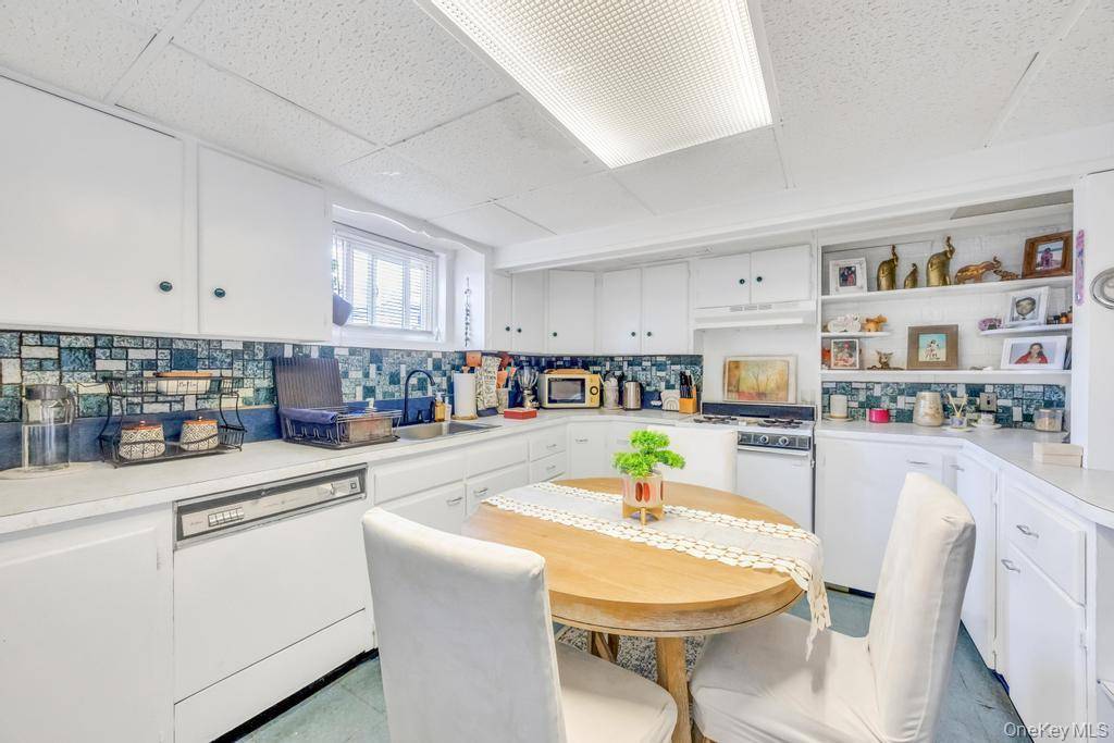 Charming Ranch in Prime Valley Stream Location !