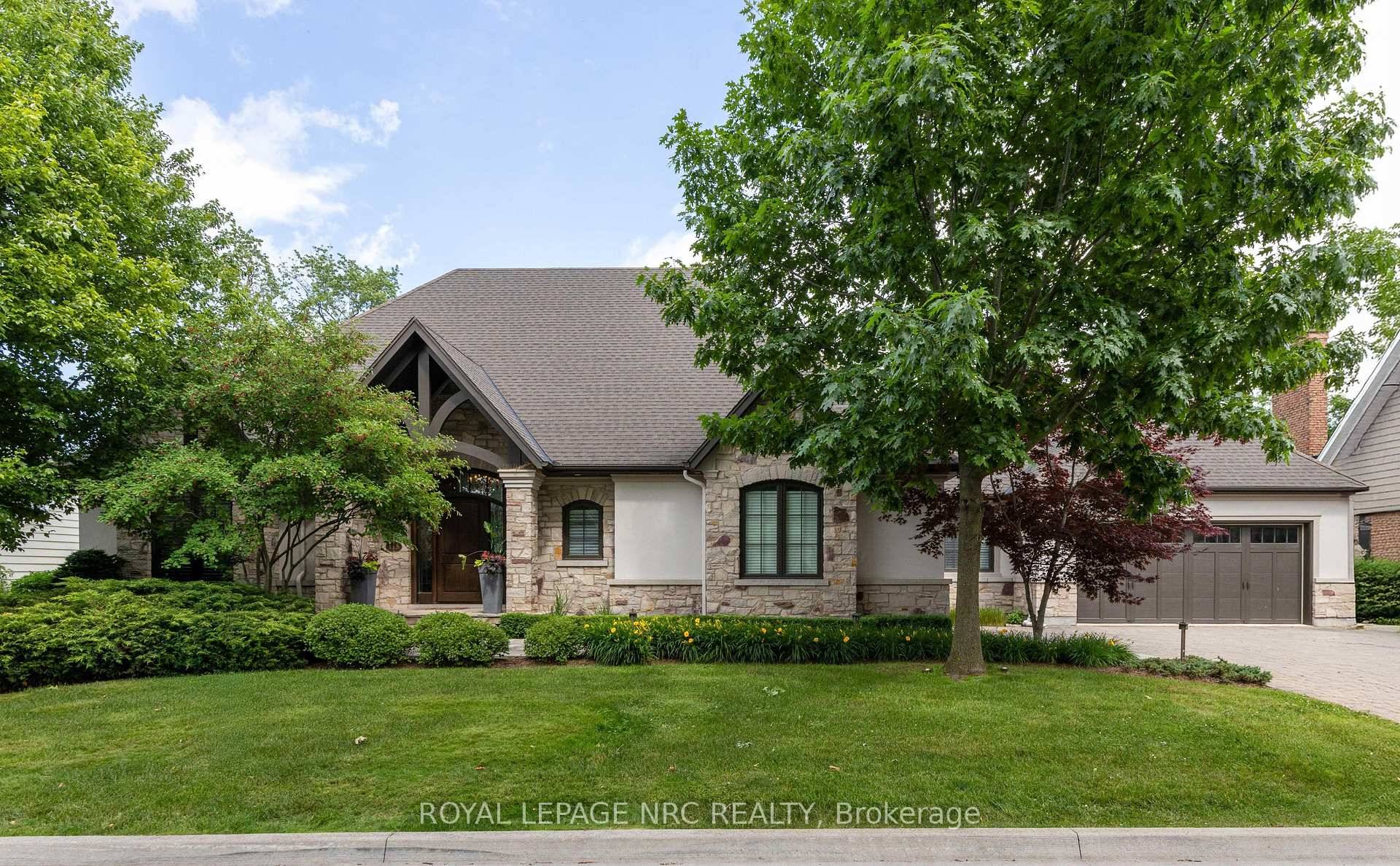STUNNING EXCLUSIVE GOLF COURSE FAMILY HOME !