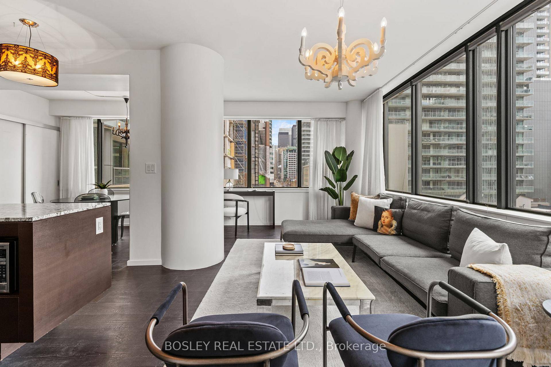 Corner Unit in Prime King West !