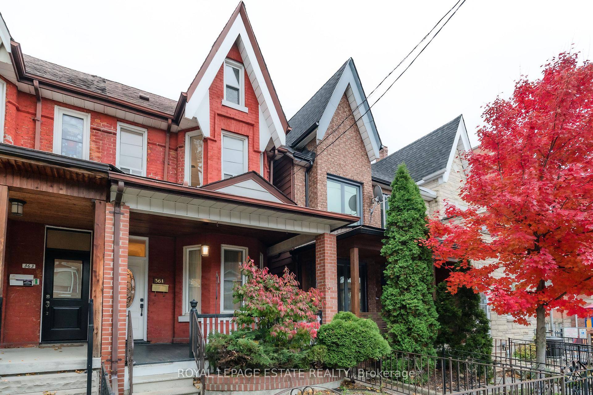 Whole house for rent ! Welcome to this spacious and bright 2.