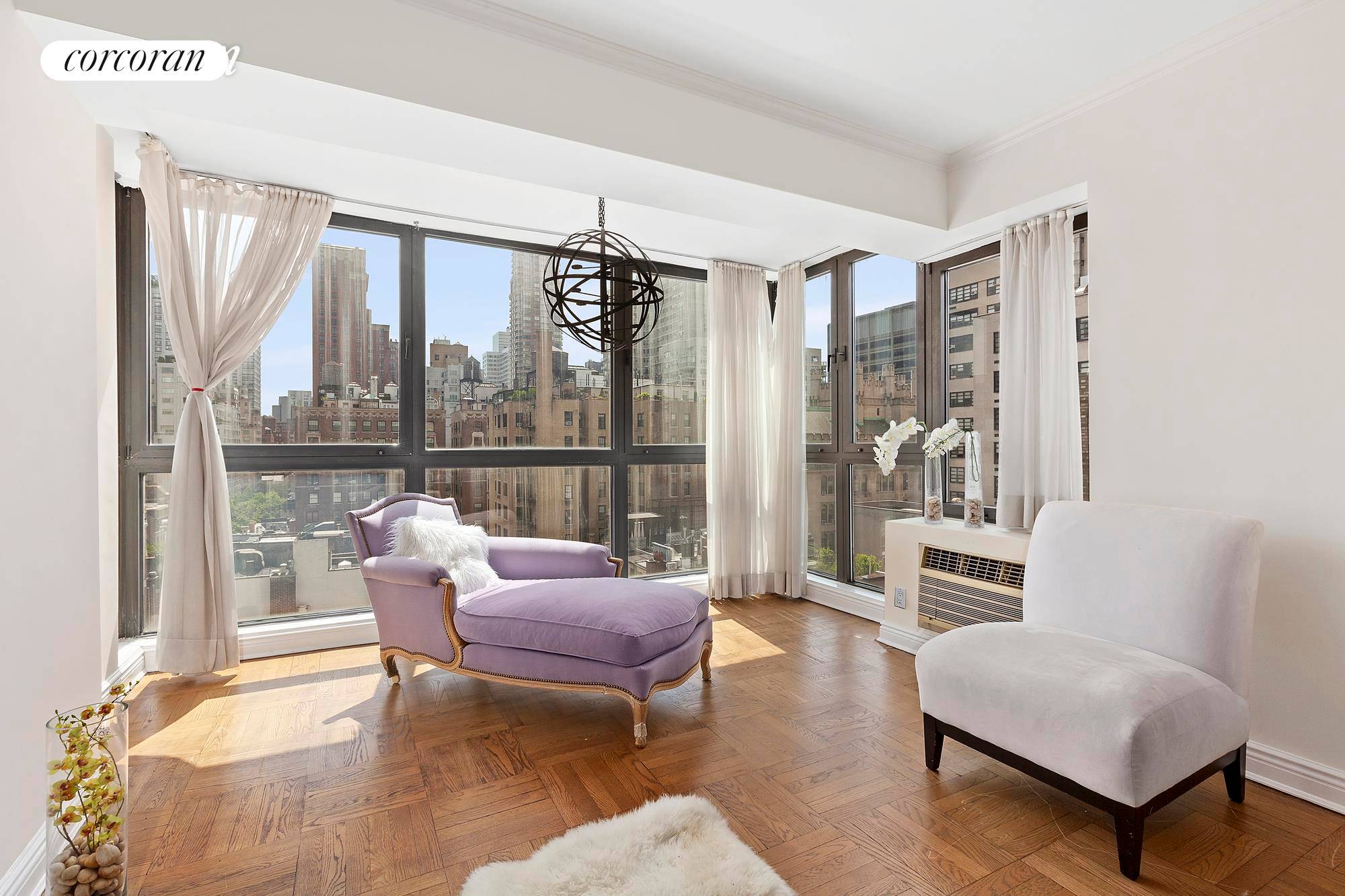 Welcome to luxurious 715 Park Avenue, at East 70th Street.