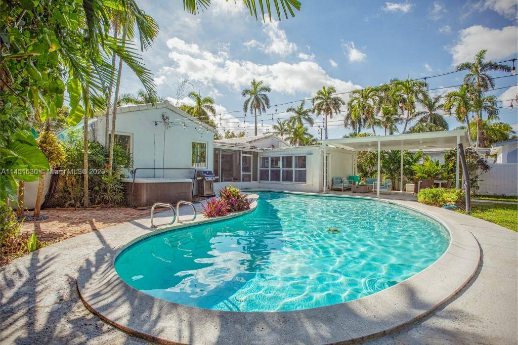 Near to the beach ! 2015 fully renovated beautiful house with large heated salt water pool, jacuzzi, 15.