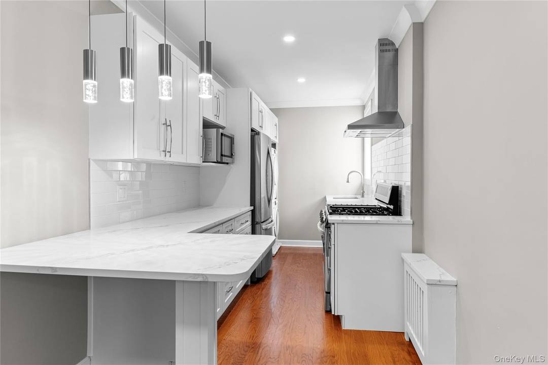 Top Floor 2 Bedroom Condo with Balcony in Bronxville P.