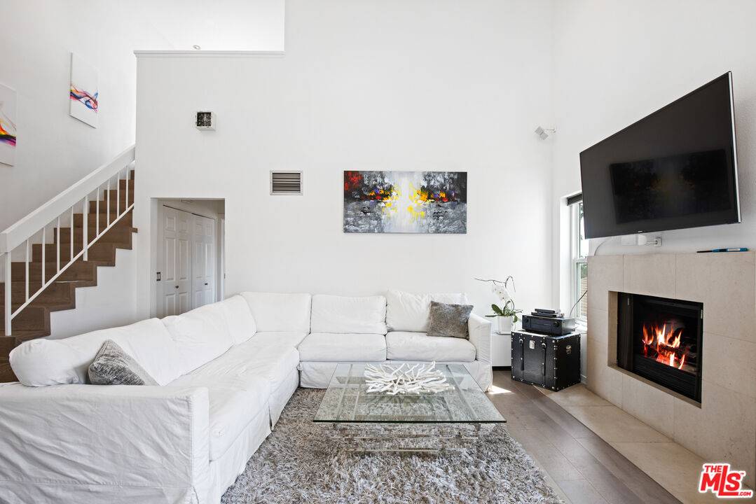 432 S Hamel Rd 2BR Beverly Grove La