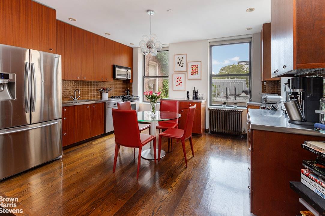 2 BEDROOM 2 BATH GREENWICH VILLAGE LOFT Quintessential downtown 2 bedroom, 2 bath prewar loft in the heart of Greenwich Village featuring extra high ceilings, over sized windows, and hardwood ...