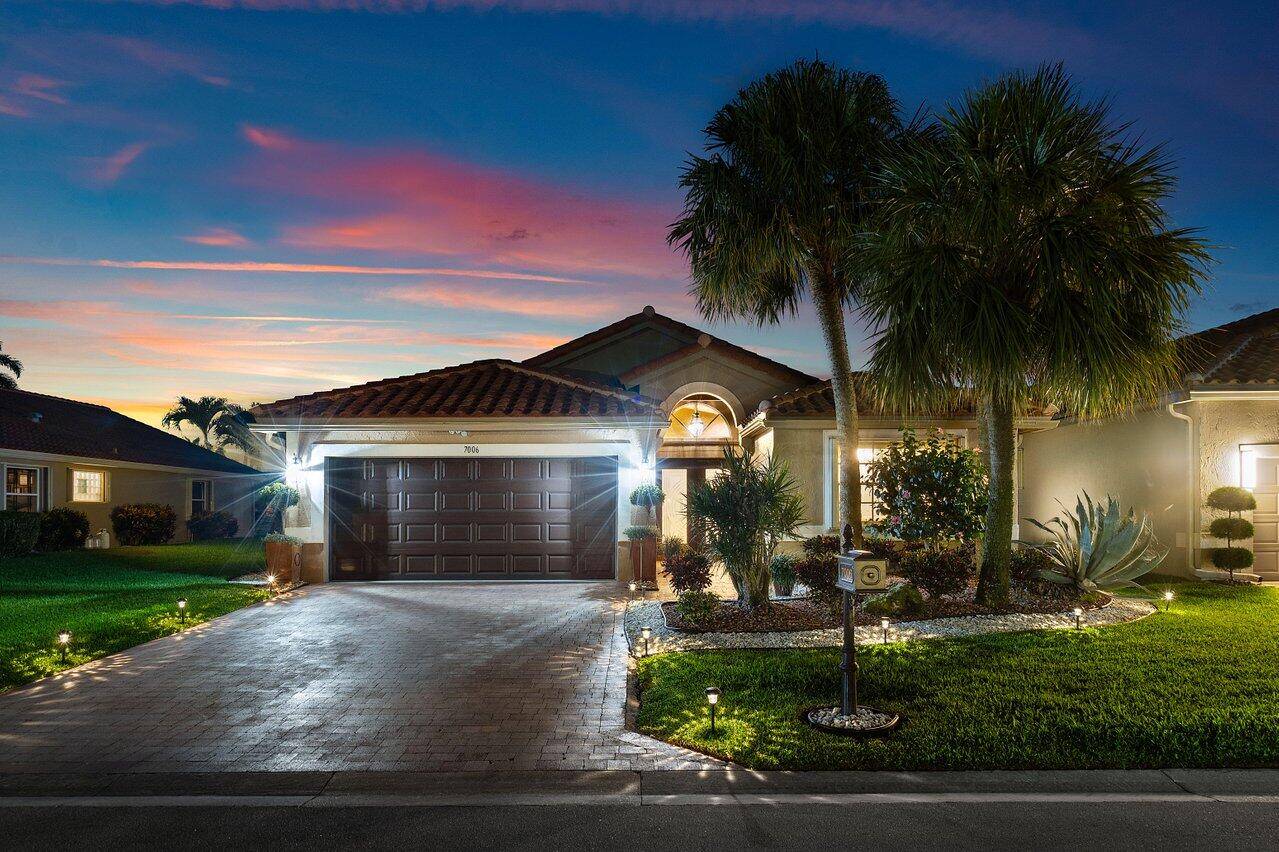 NEW ROOF 2022 NEW A C ELEGANT DOUBLE DOOR ENTRY YOU NOTICE THE HIGH CEILINGS ATTENTION TO DETAIL.