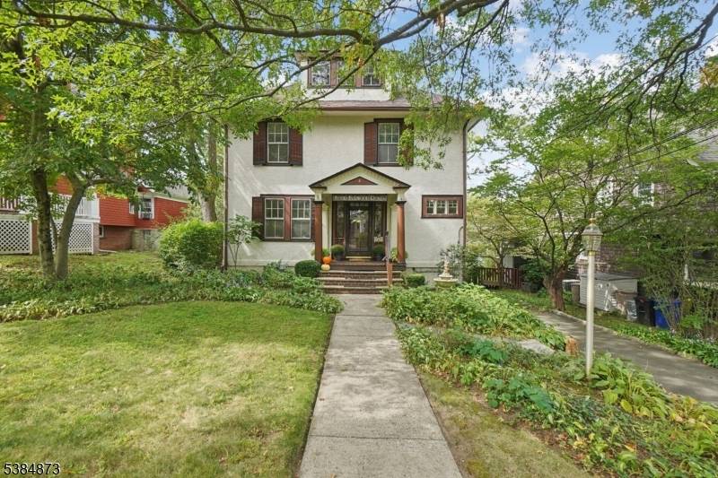 Top location for this original Fairwoods Colonial in sought after neighborhood of higher priced homes.