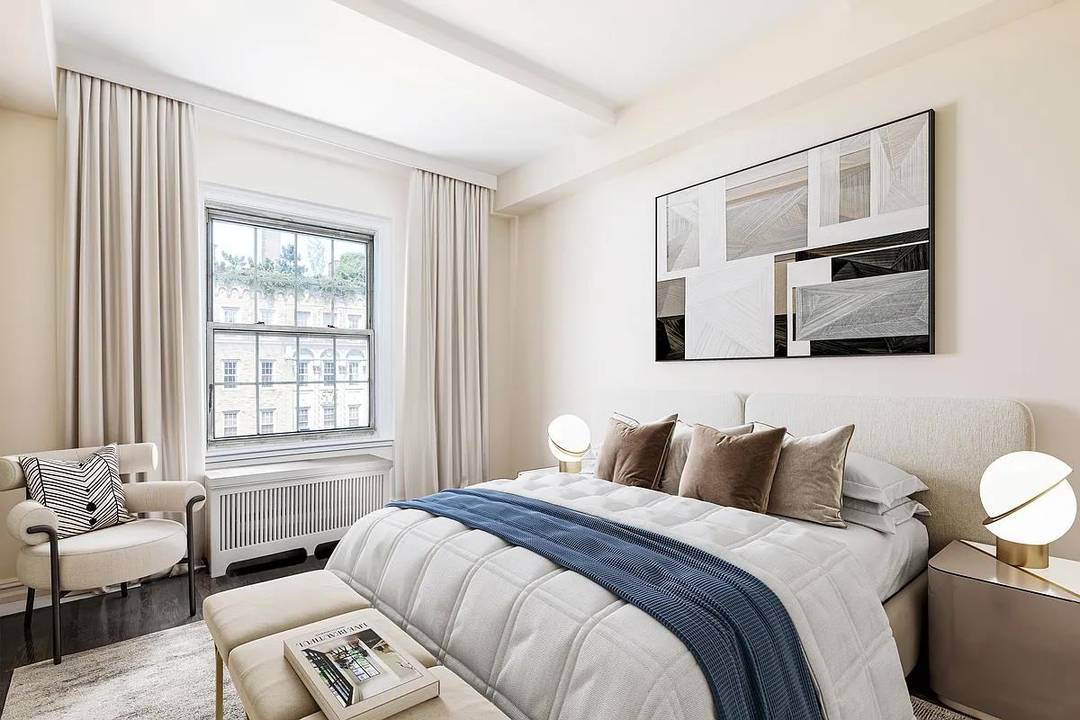 This stunning 2 bed, 1 bath, has views over Fifth Avenue and features an abundance of closet space, 5 inch wide plank oak floors, a top of the line chef's ...