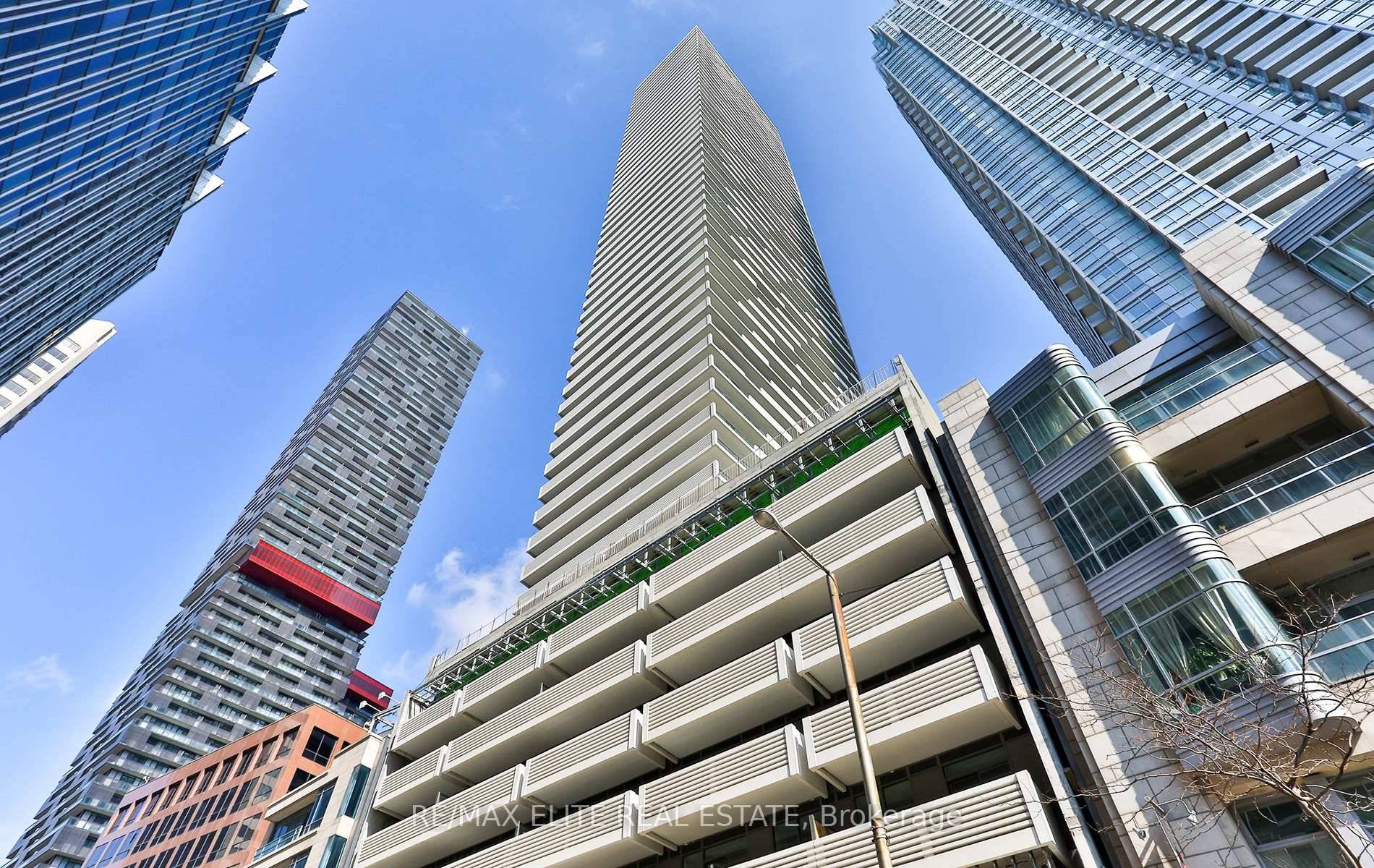 Gorgeous Condo At The Heart Of Yonge amp ; Eglinton !