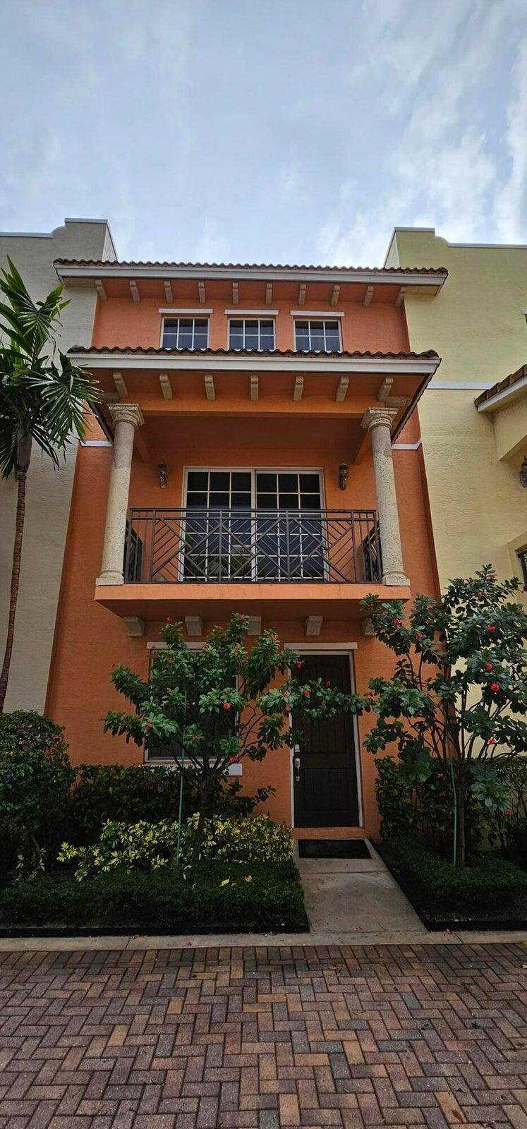 Beautifully updated 3 BR townhome in the heart of Lake Worth.