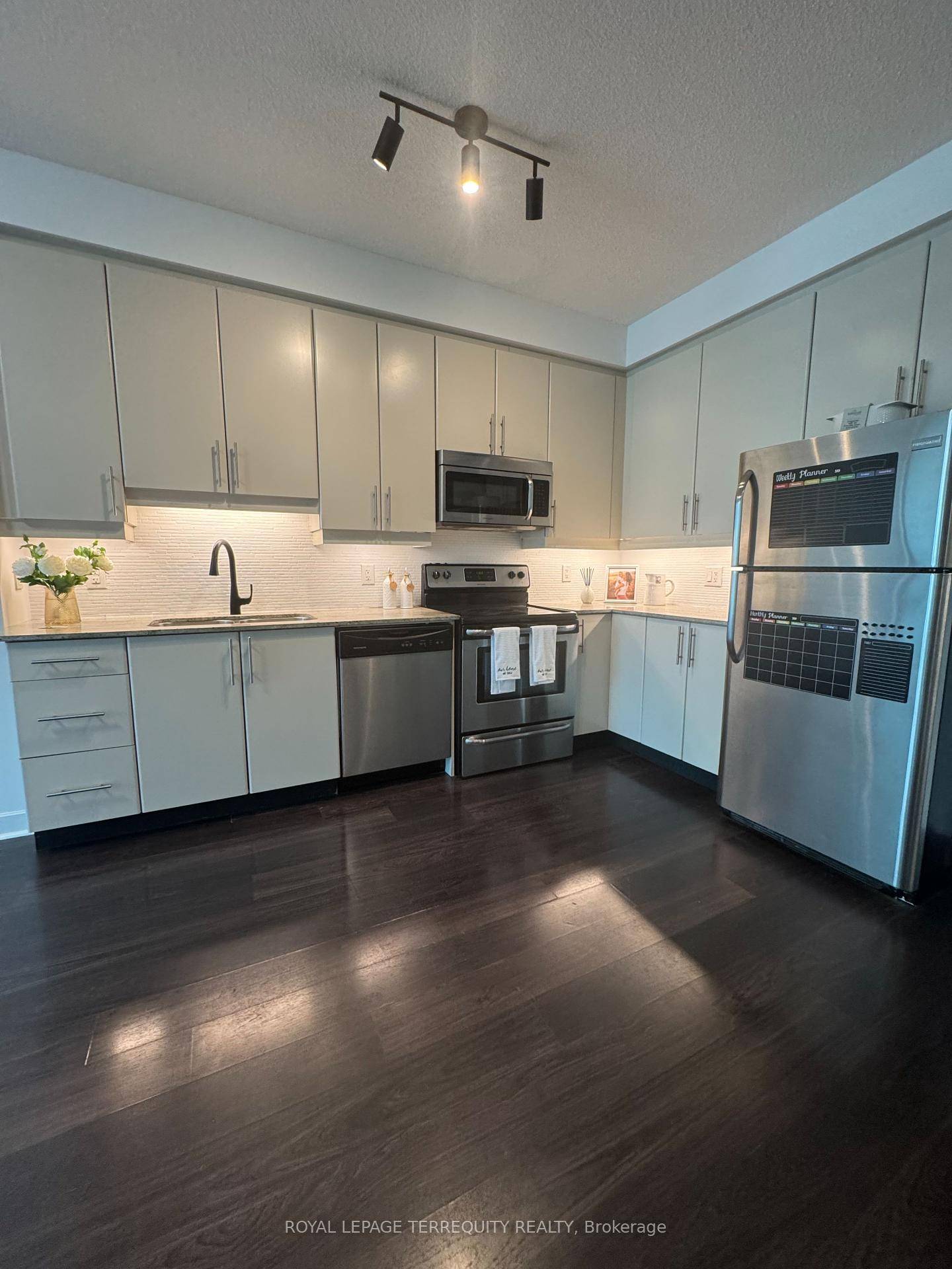 Discover urban living at its finest with stunning views of the iconic CN Tower, Scotiabank Arena, and the vibrant core of downtown.
