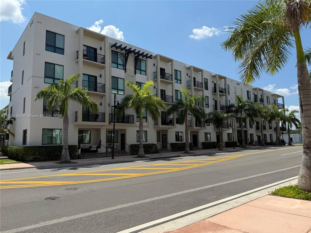 Beautifull, Spacious and bright unit with a 3 2 at 4th Floor, layout conveniently located in the heart of Doral.
