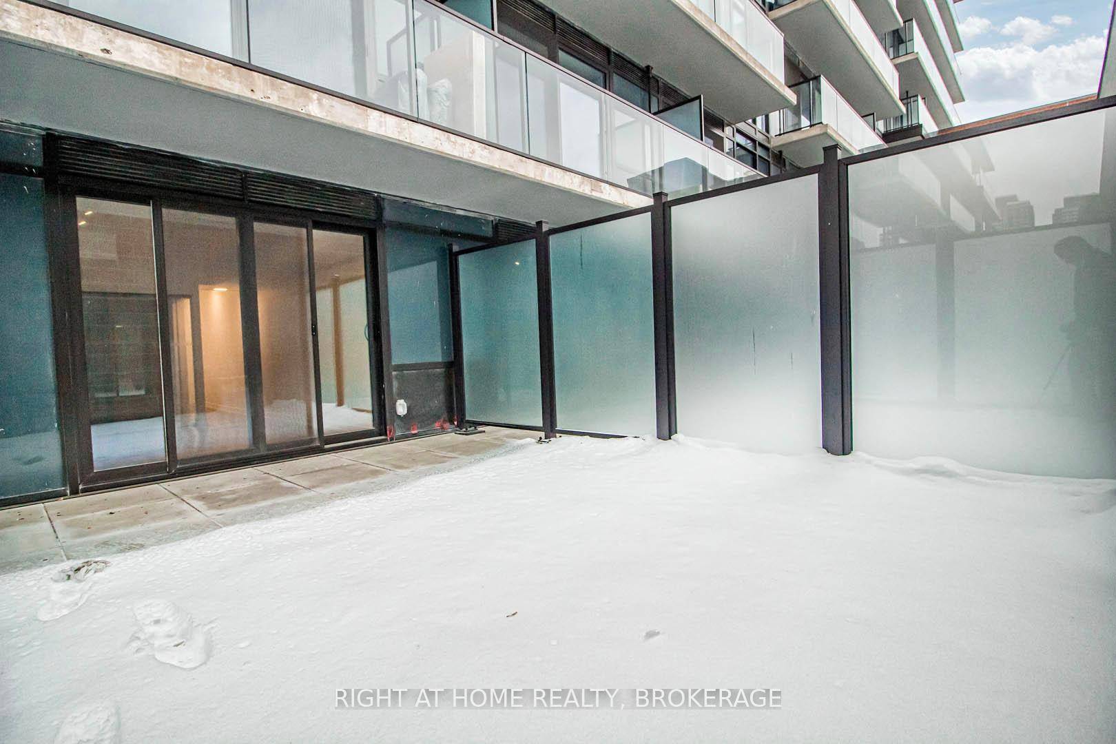 Absolute Gem ! ! This contemporary 1 bedroom condo boasts an open concept layout and a stylish three piece bath.
