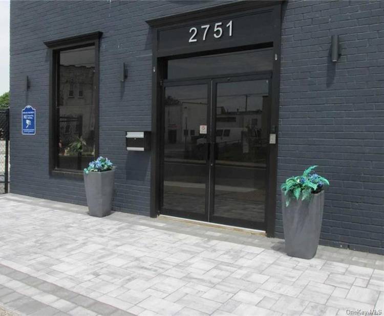 Huge amp ; magnificent warehouse amp ; distribution facility with 20' ceilings located in the heart of Bellmore Village.