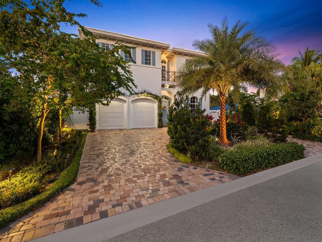 Situated just a block and a half from the beach in the prestigious Delray Beach Esplanade neighborhood, this elegantly designed newly renovated residence offers luxurious coastal living with easy access ...